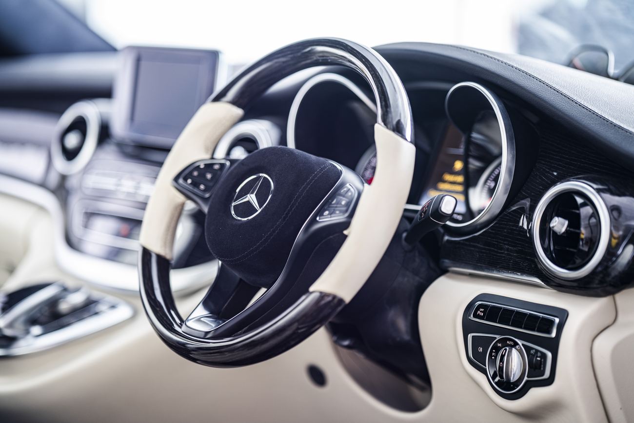Jet Class V-Class, cream and walnut interior