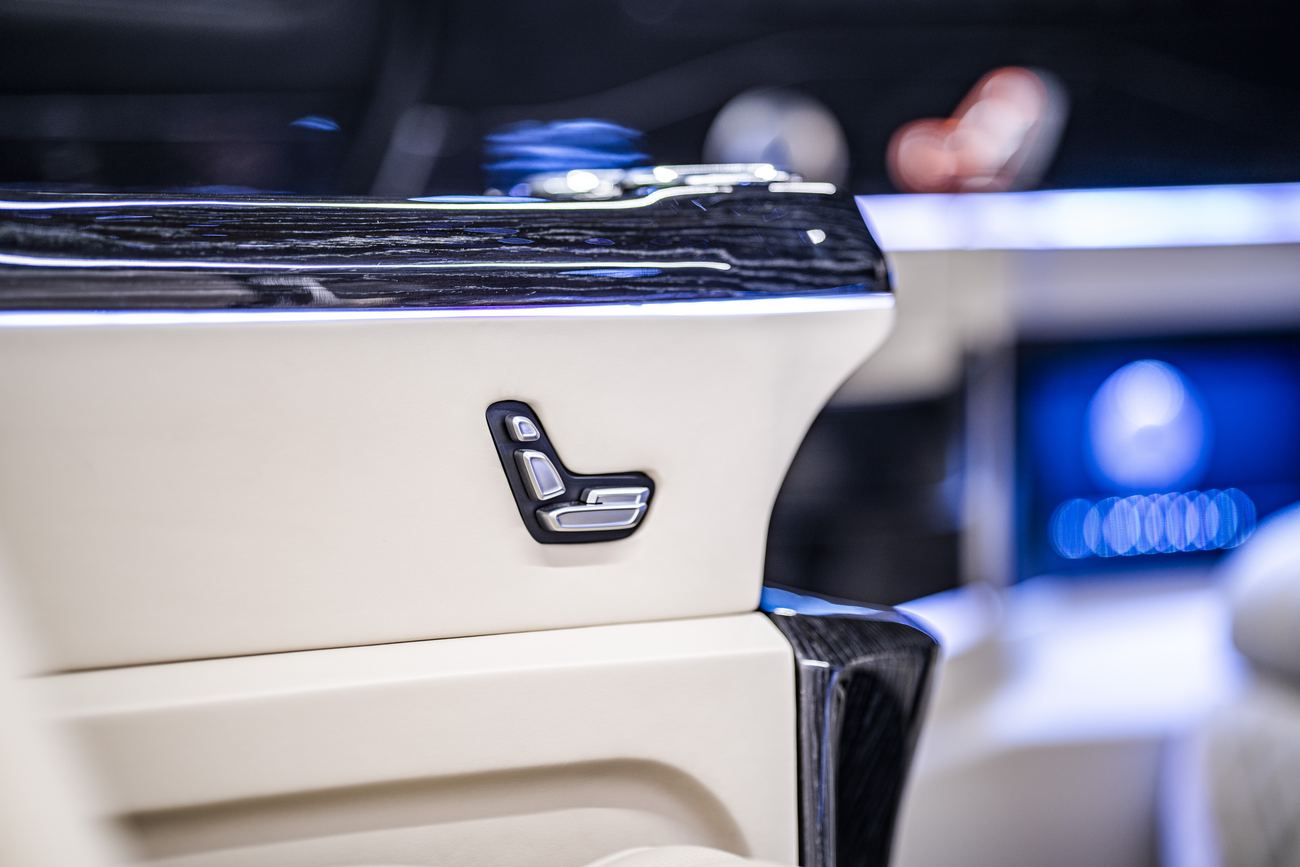 Jet Class V-Class, cream and walnut interior