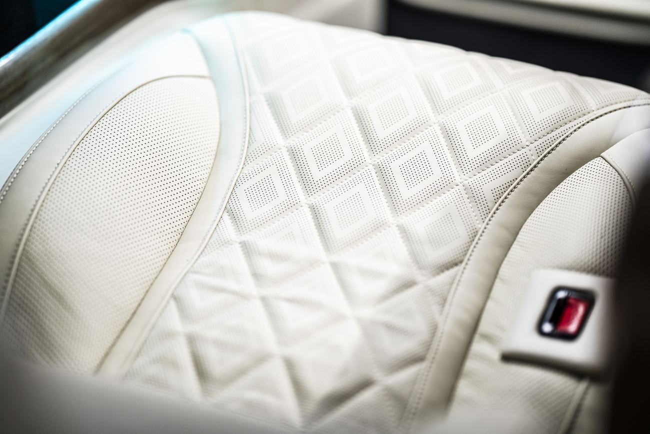 Jet Class V-Class, cream and walnut interior